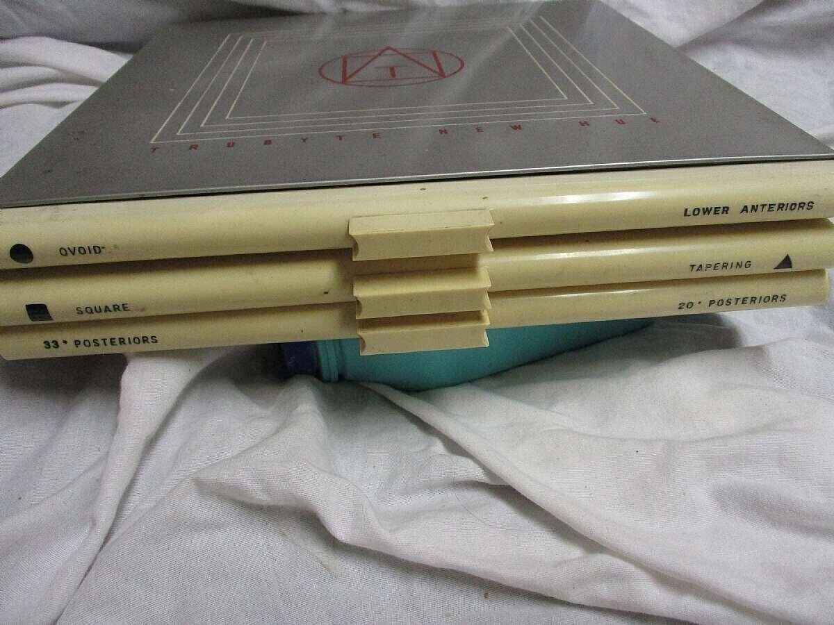 1950's Trubyte New Hue 3 Tray Case Dentist Teeth Mold Sample Guides